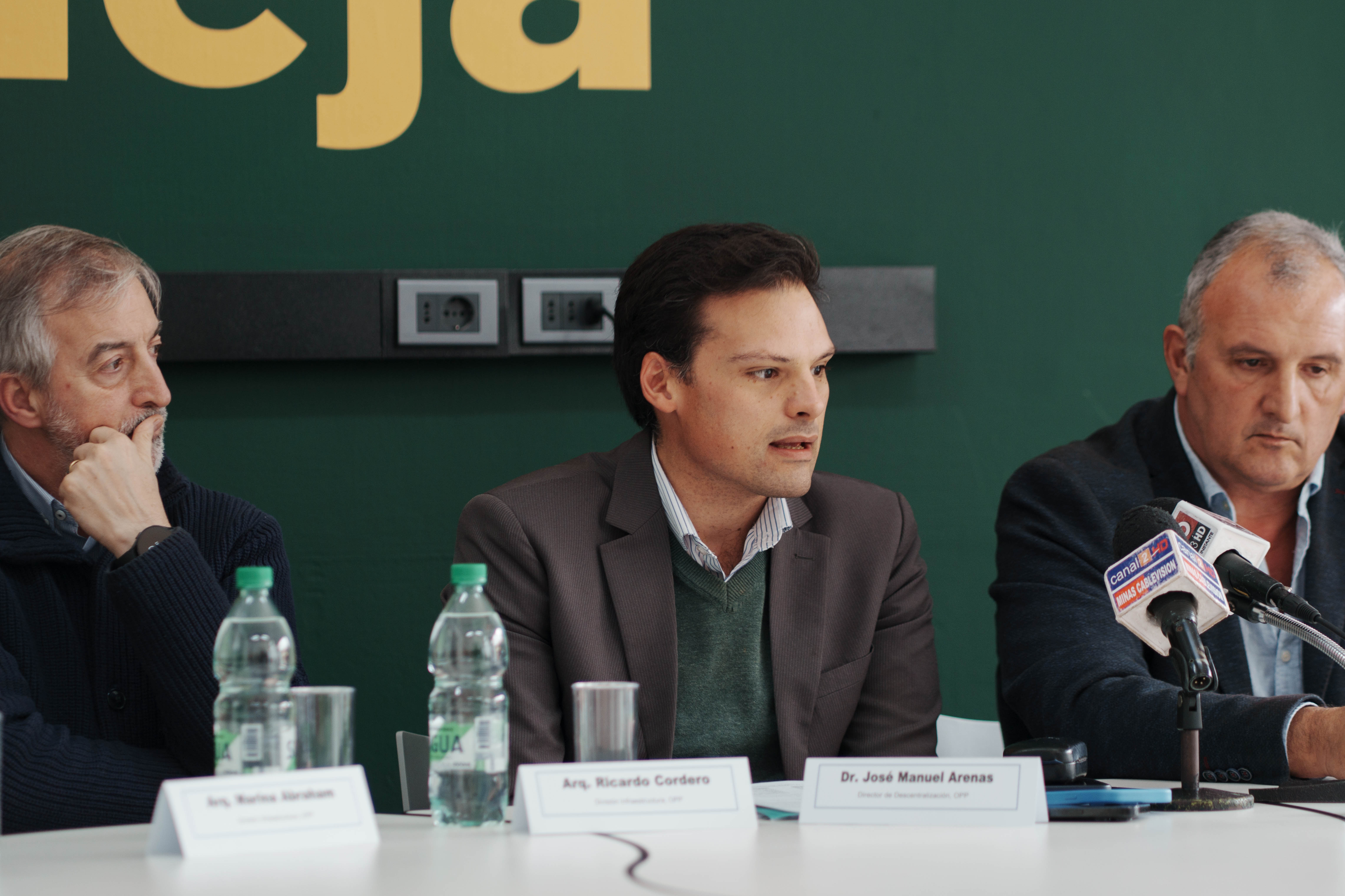 Firma de contrato para iniciar obras en la Ciudad de Minas.