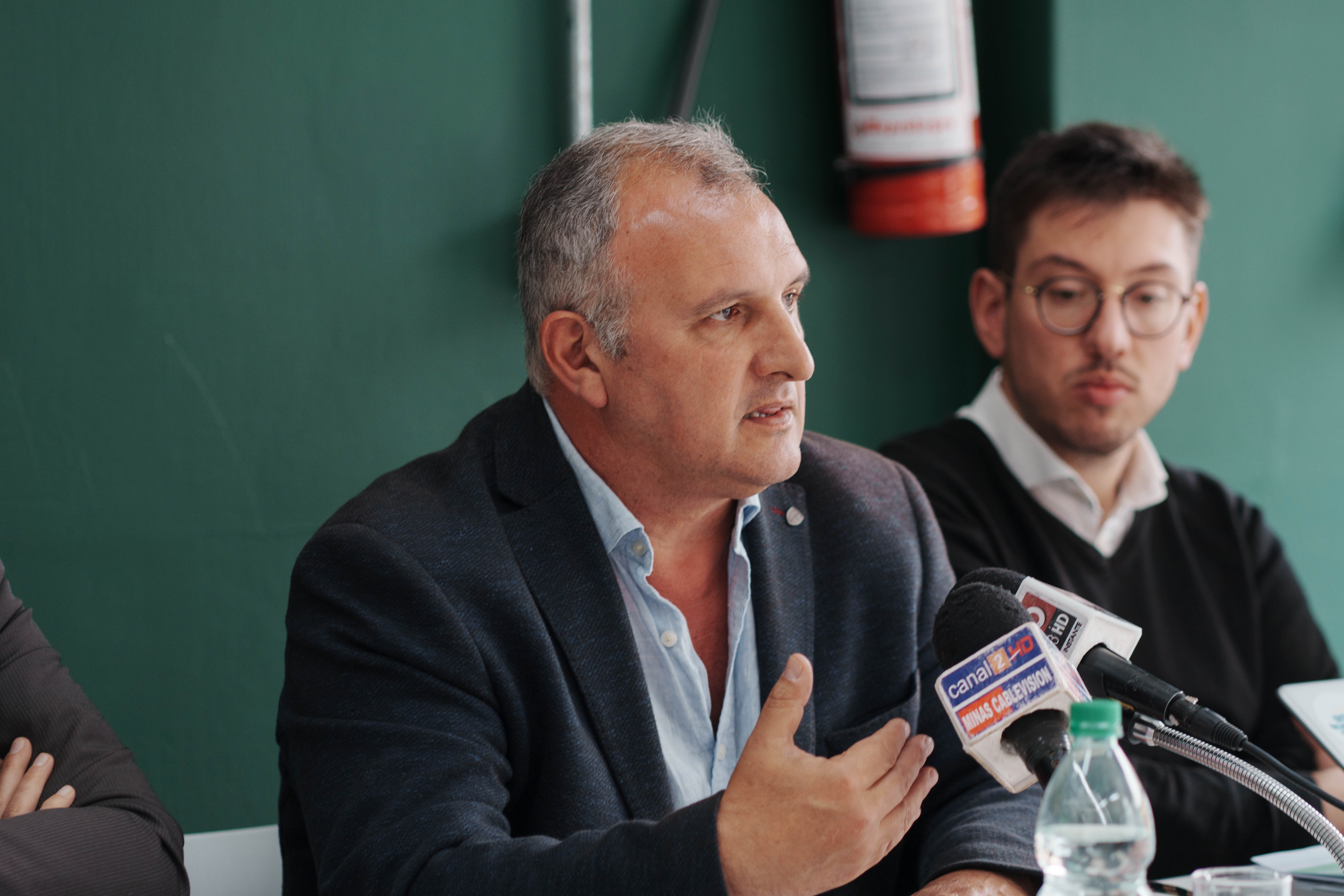 Firma de contrato para iniciar obras en la Ciudad de Minas.