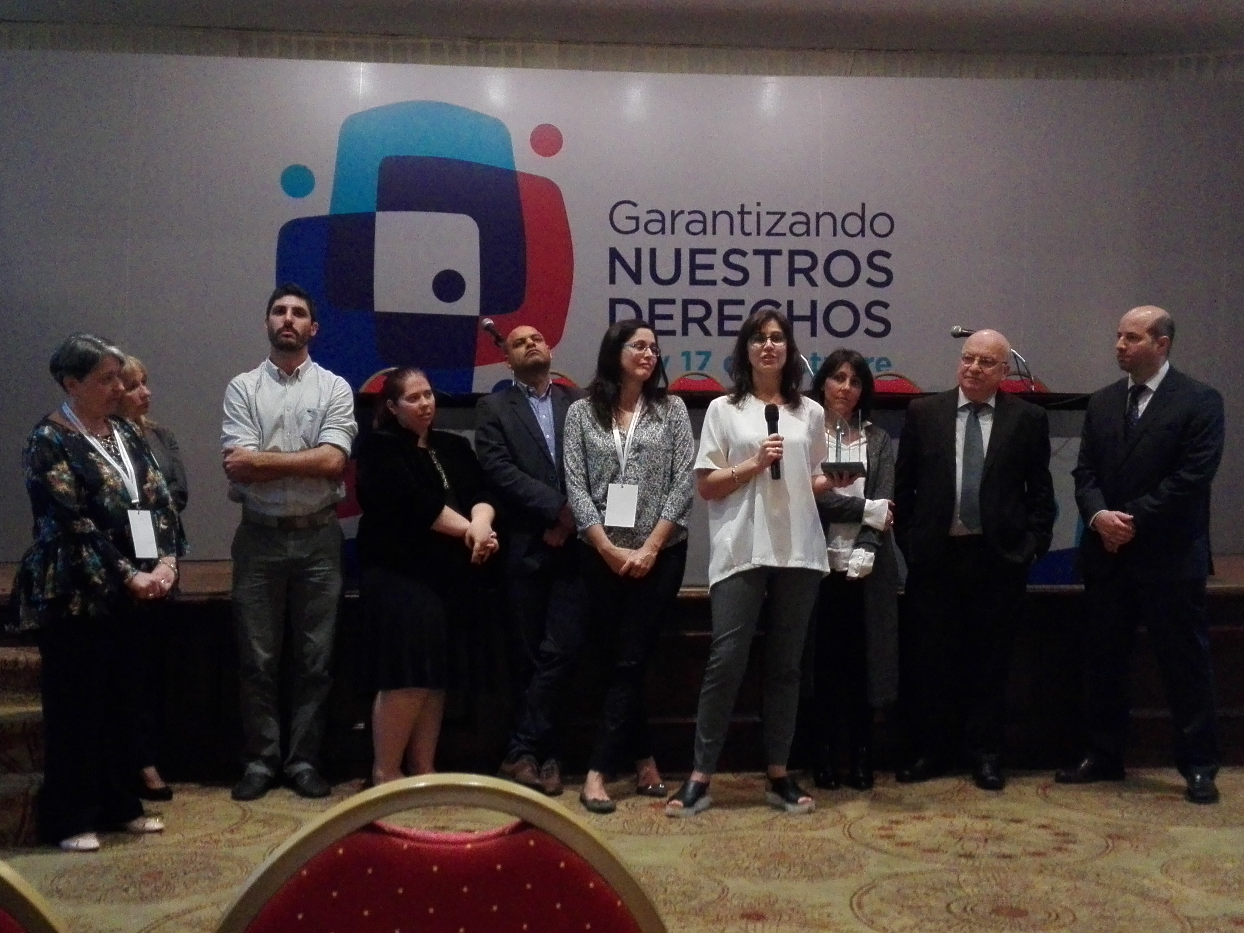 Ana Laura García y Gabriela Delfino recibieron el premio en representación de AGEV/OPP
