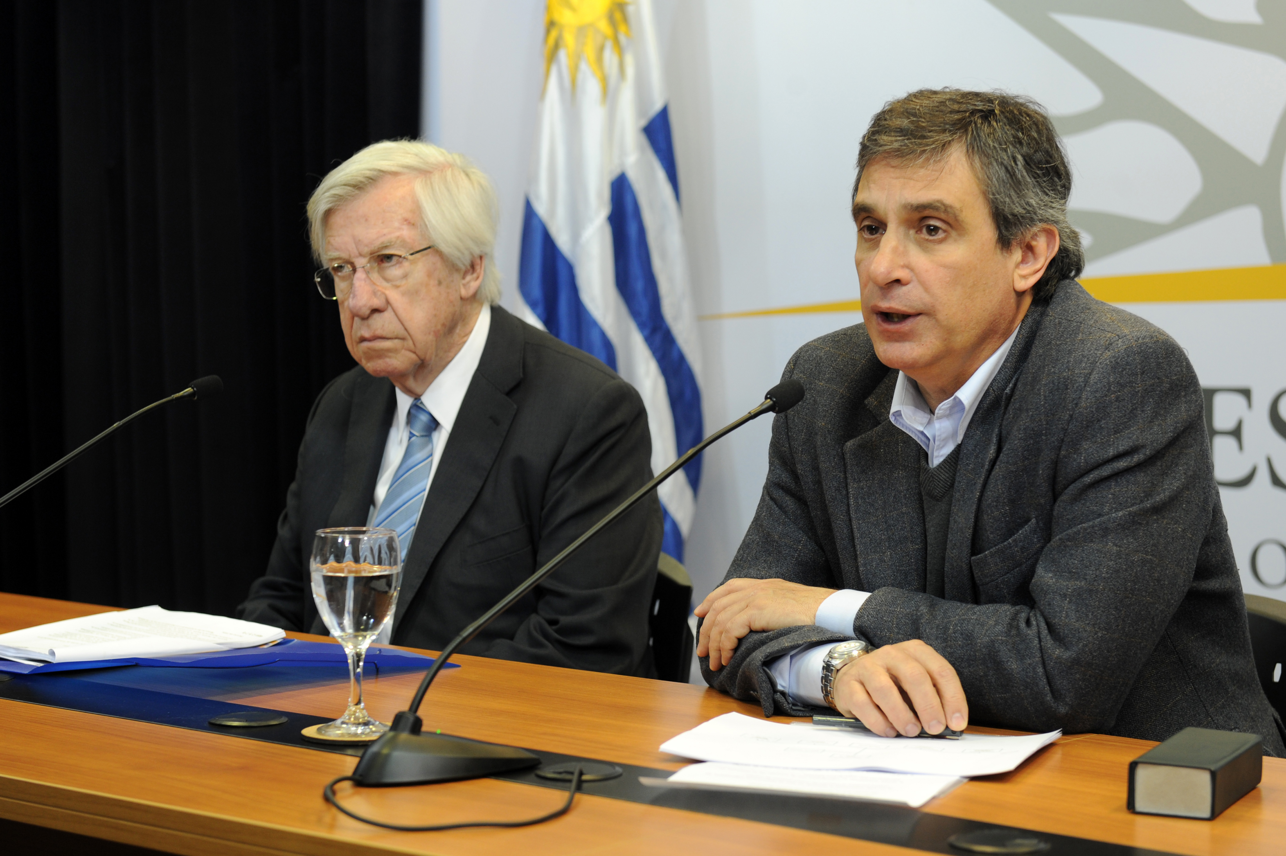 El director de OPP haciendo el anuncio en conferencia de prensa