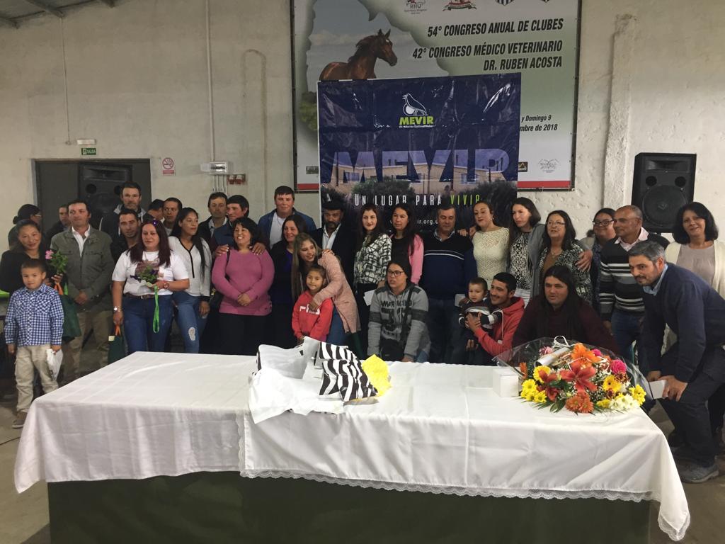 Parte de las familias de Vichadero que recibieron las viviendas de Mevir