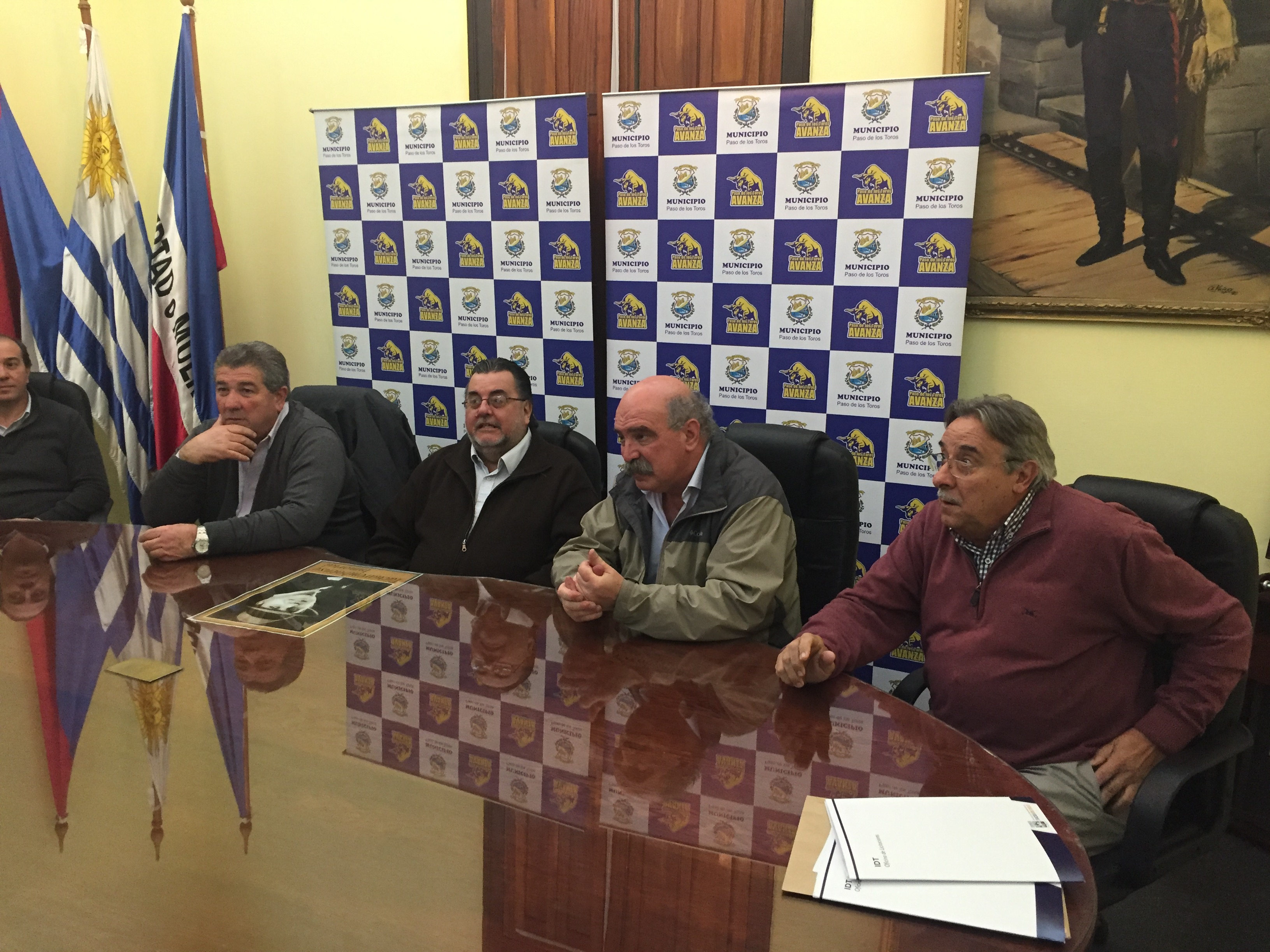Firma del contrato para la construcción de la terminal