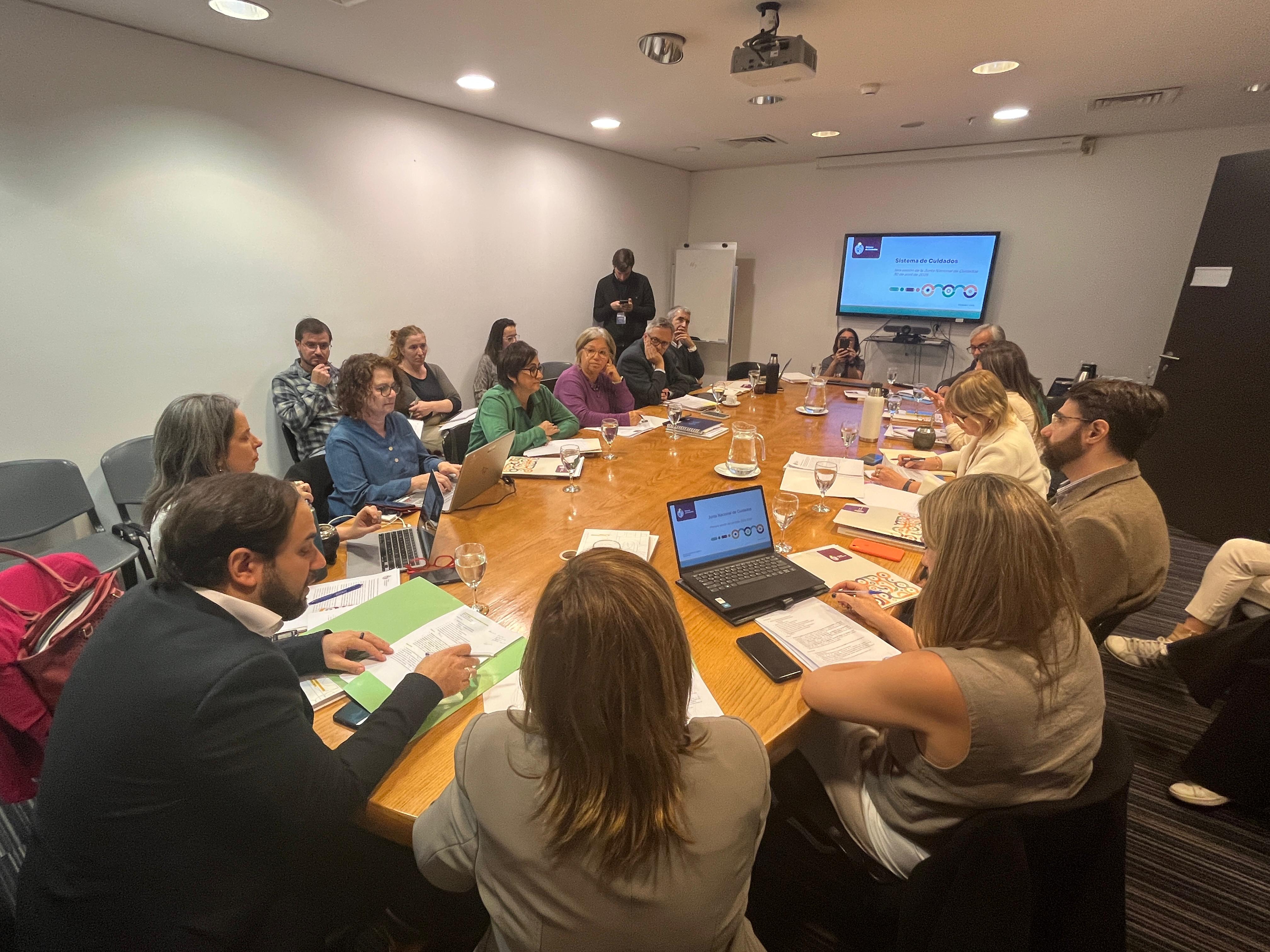 Primera reunión de la Junta Nacional de Cuidados