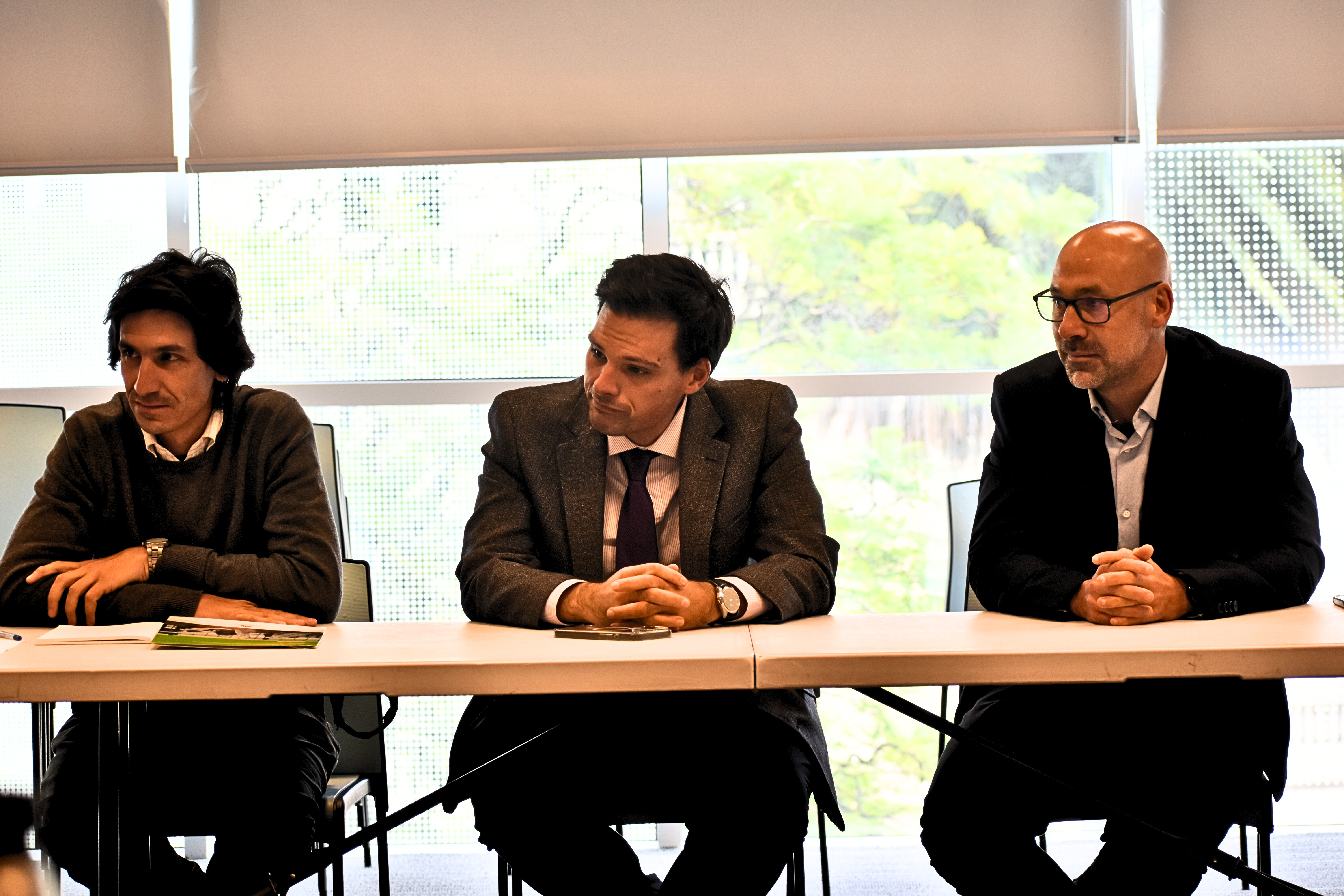 José Manuel Arenas, coordinador de Descentralización de OPP junto a Nicolás Pereira responsable de Cohesión Social de OPP (izquierda) y a Javier Gutierrez asesor de Arenas (derecha)