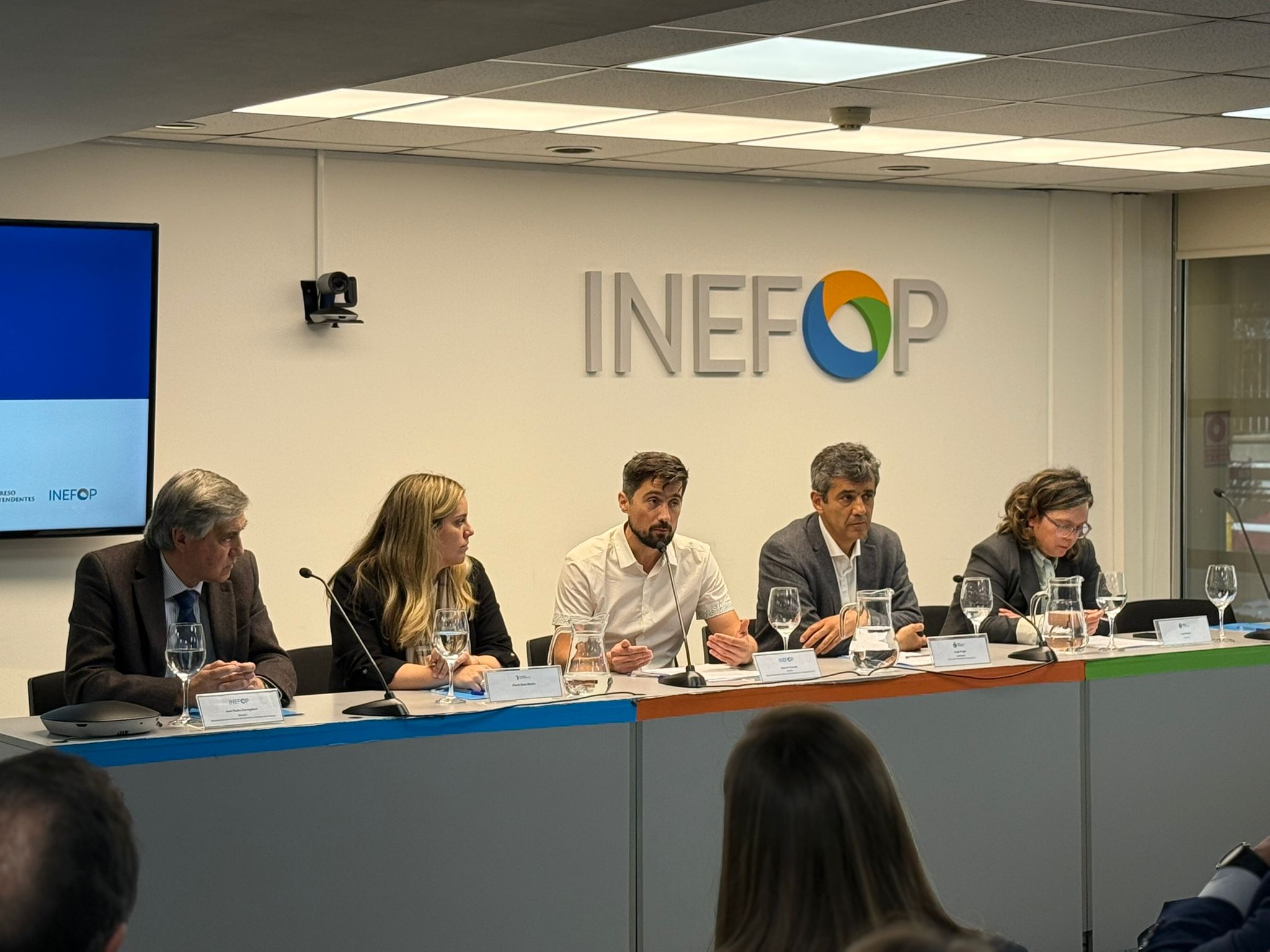 Jorge Polgar, Subdirector de la OPP;  integrantes del consejo directivo de Inefop Gabriel Chouhy, José Pedro Derrégibus y Abigail Puig;  la directora general del Ministerio de Trabajo, Laura Bajac; la representante del Congreso de Intendentes, María Sara Abella. En el acto de lanzamiento de cursos de Uruguay Impulsa