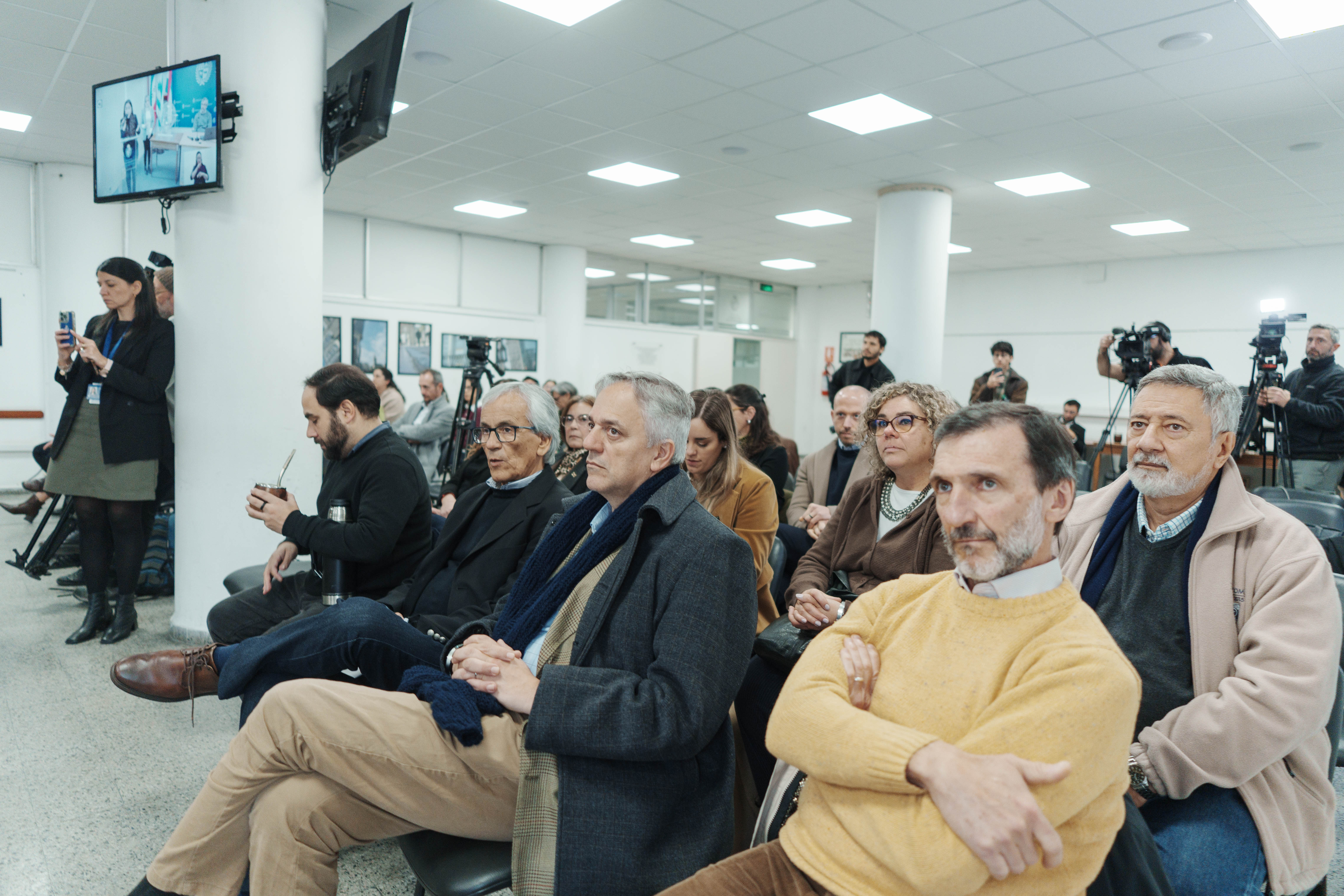 Autoridades de OPP, MTSS, Mides, Inefop durante el sorteo