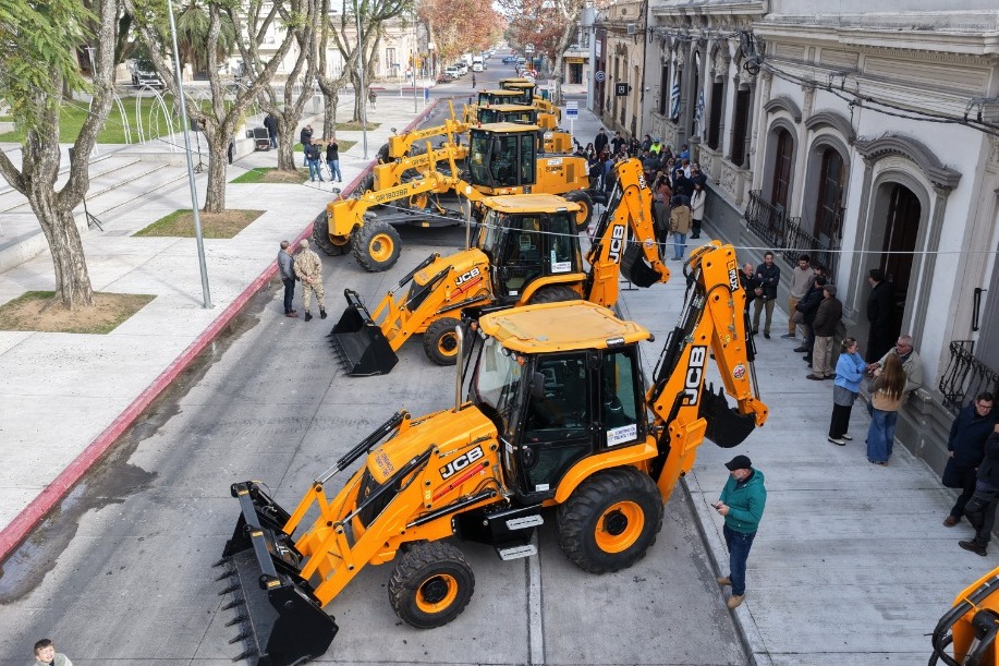 Presentación de maquinaria vial y camiones en Treinta y Tres