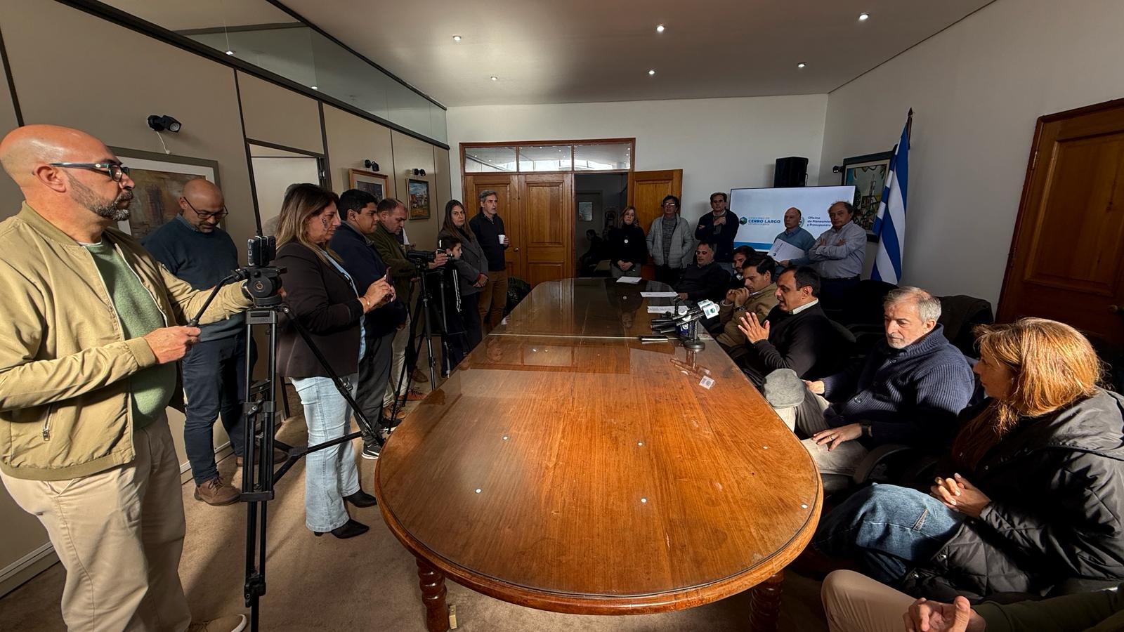 Firma de contrato para obras de la rambla Juana de Ibarbouru en Melo