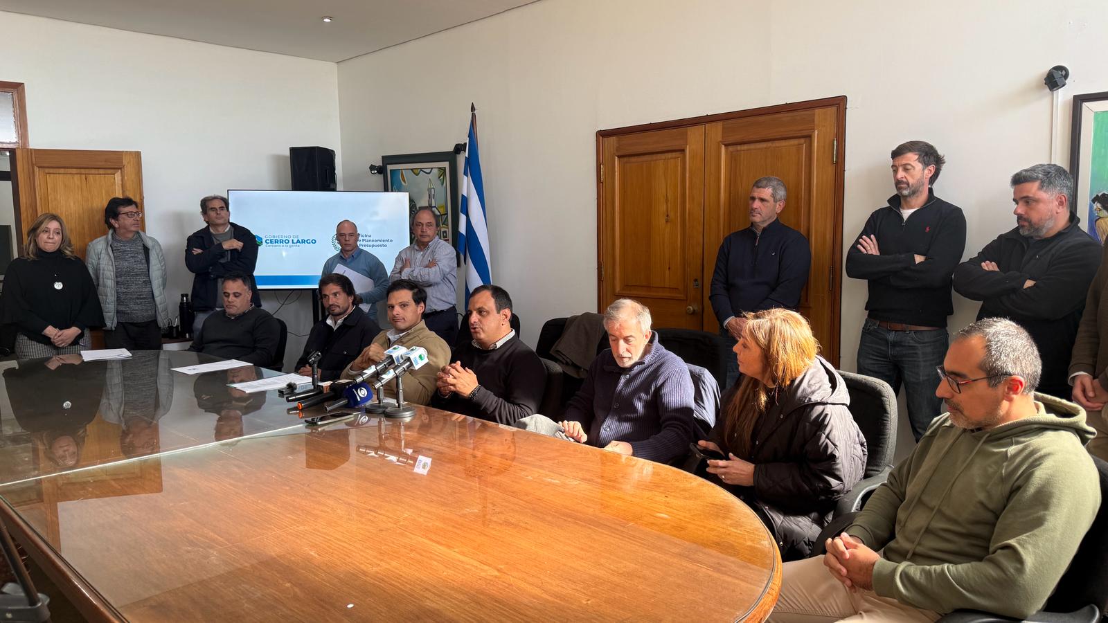 Firma de contrato para obras de la rambla Juana de Ibarbouru en Melo