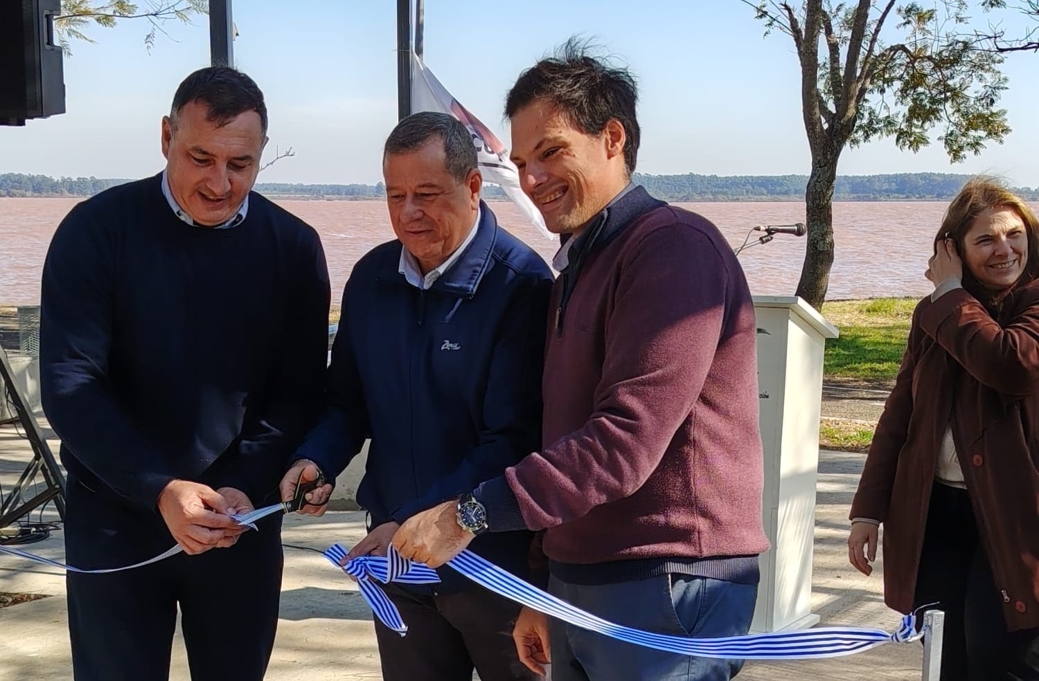 Autoridades en la inauguración de la segunda etapa del Paseo Costero en Villa Constitución